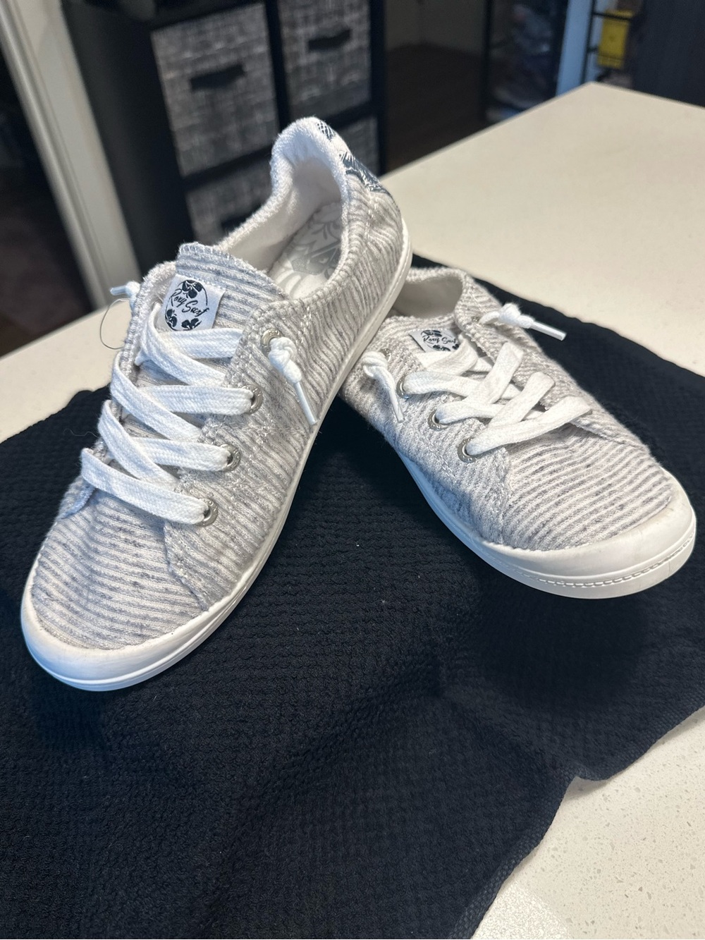 Women’s Roxy 7 Casual Lace-Up Sneakers in Light Gray
